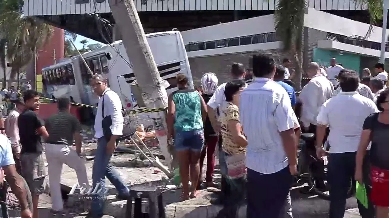 Vídeo mostra mulher na calçada antes de ser atropelada por ônibus do Transcol