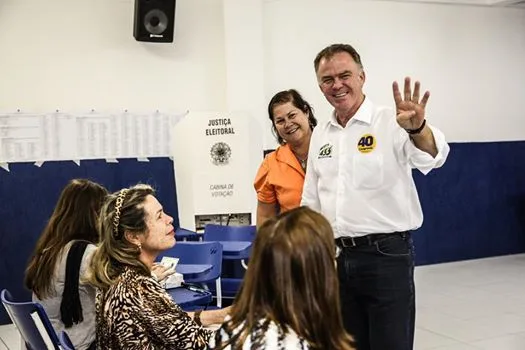 Governador do Espírito Santo registra voto longe de holofotes