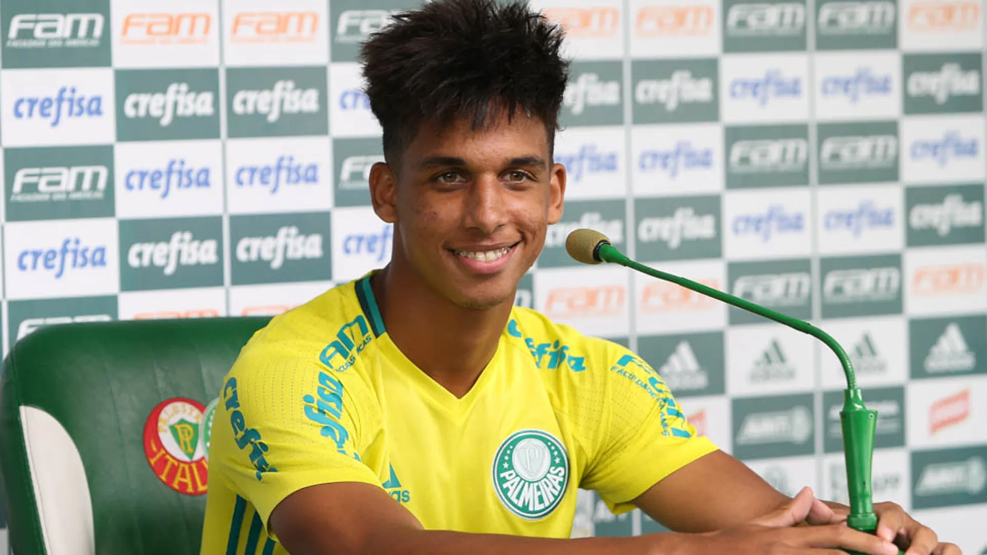 O jogador Vitinho, da SE Palmeiras, concede entrevista coletiva após treinamento, na Academia de Futebol.