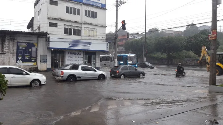 Chuva forte causa alagamentos em Vila Velha. Veja as fotos!