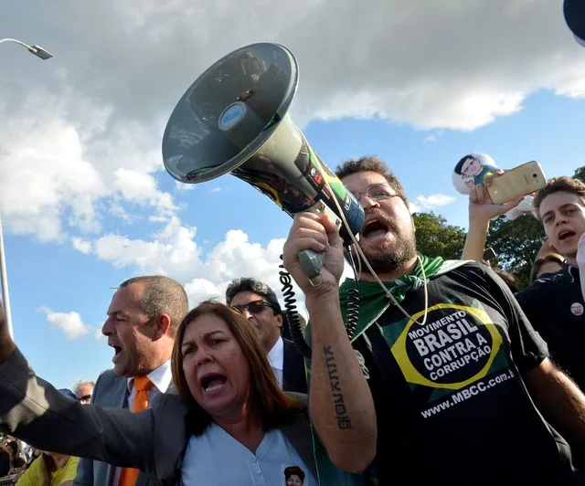 Brasília – Protesto contra a nomeação do ex-presidente Lula como ministro da Casa Civil, em frente ao Palácio do Planalto (Valter Campanato/Agência Brasil)