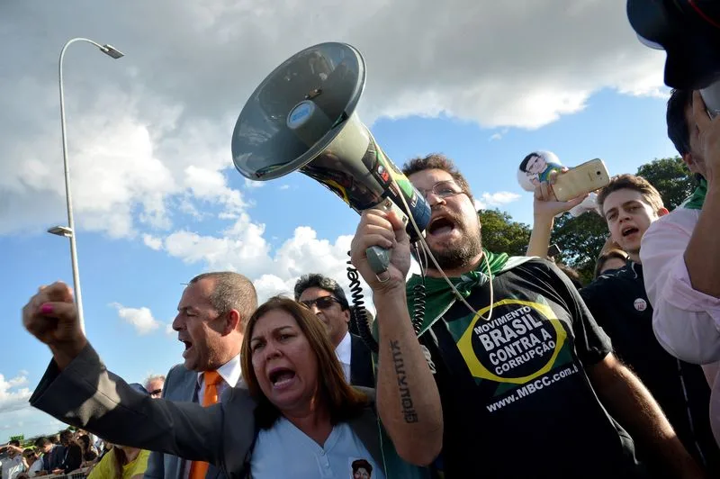 Brasília – Protesto contra a nomeação do ex-presidente Lula como ministro da Casa Civil, em frente ao Palácio do Planalto (Valter Campanato/Agência Brasil)