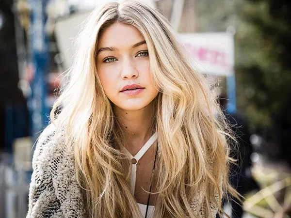 Gigi Hadid mostra demais na passarela