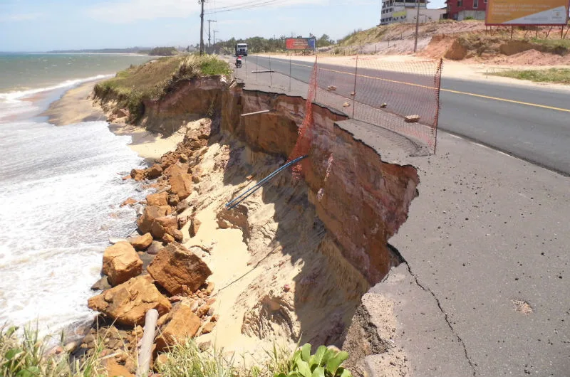 Mar avança e destrói parte da Rodovia ES 060 em Guarapari