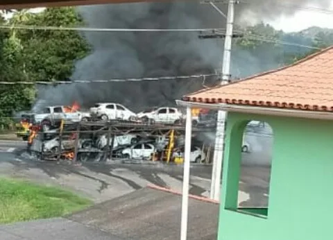 Caminhão cegonha pega fogo e carros ficam destruídos na BR 101 em João Neiva