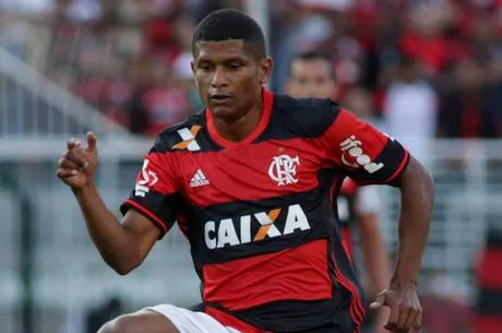 Flamengo libera Márcio Araújo para Chapecoense e empresta outros oito