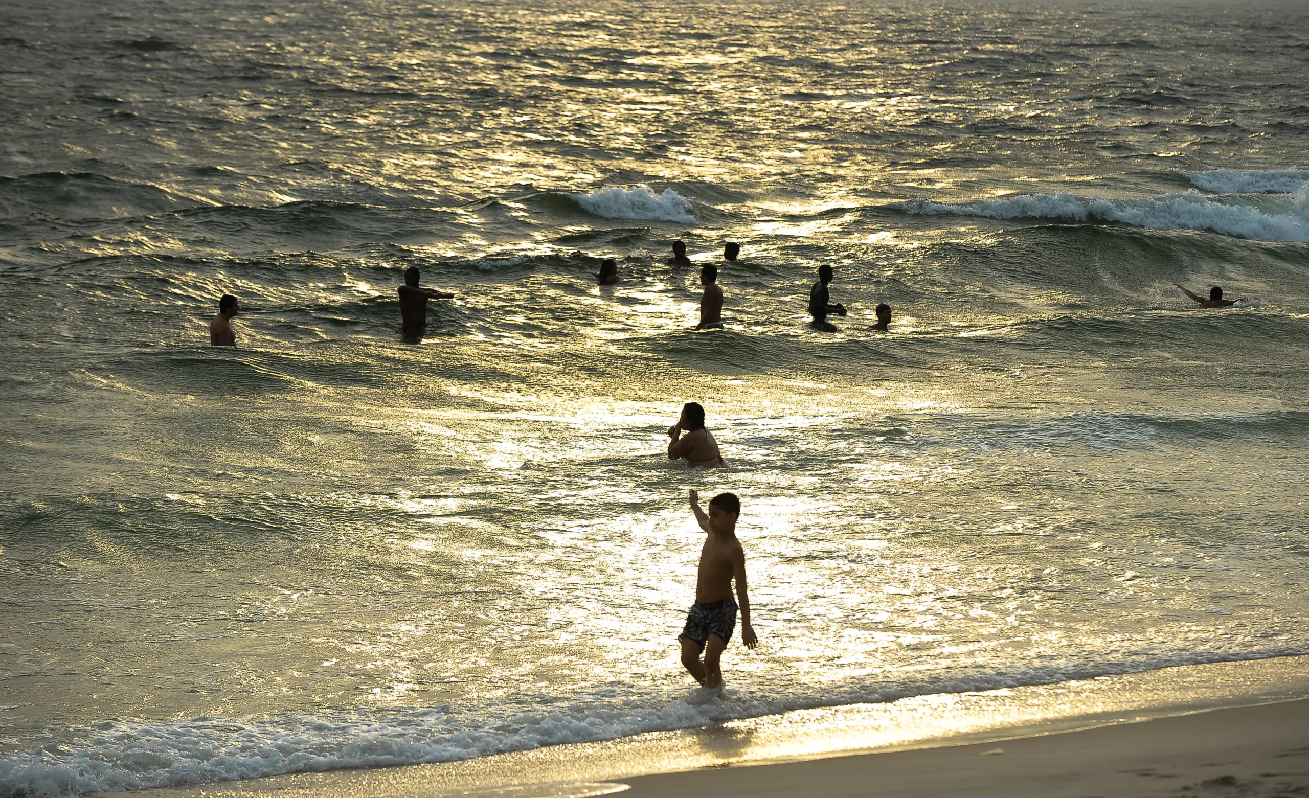 Rio de Janeiro – O Rio de Janeiro tem hoje (16) mais um dia de sol forte e temperatura elevada, com tempo abafado e termômetros podendo passar dos 40 graus Celsius (ºC) fez cariocas e turistas lotarem a praia de Ipanema, zona sul da cidade.