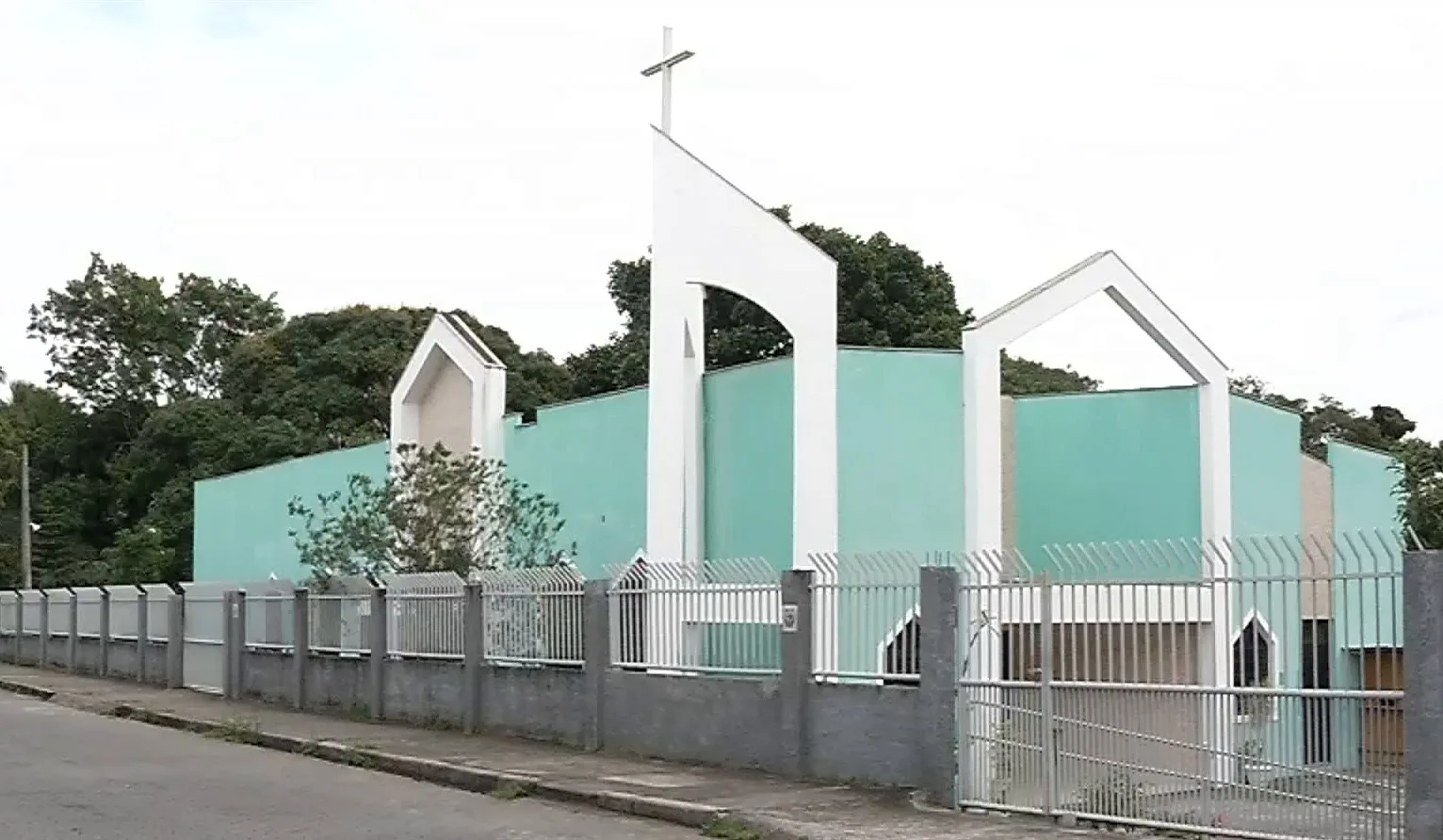 Fiéis são assaltados dentro de igreja e bandidos levam até carros na Serra