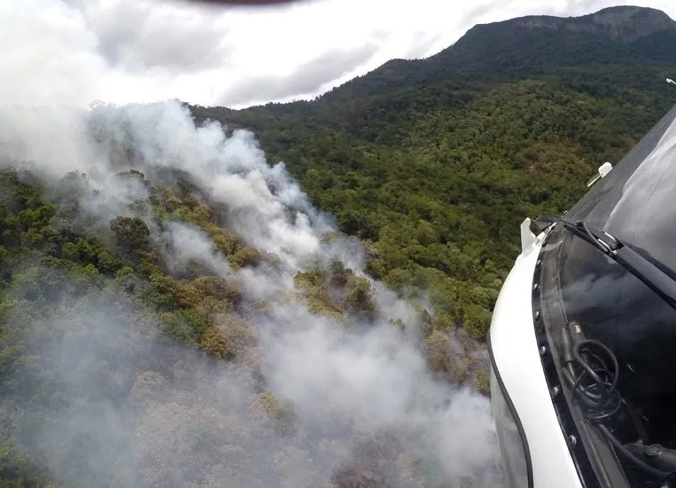 Veja imagens do combate ao incêndio no Parque da Pedra Azul, em Domingos Martins