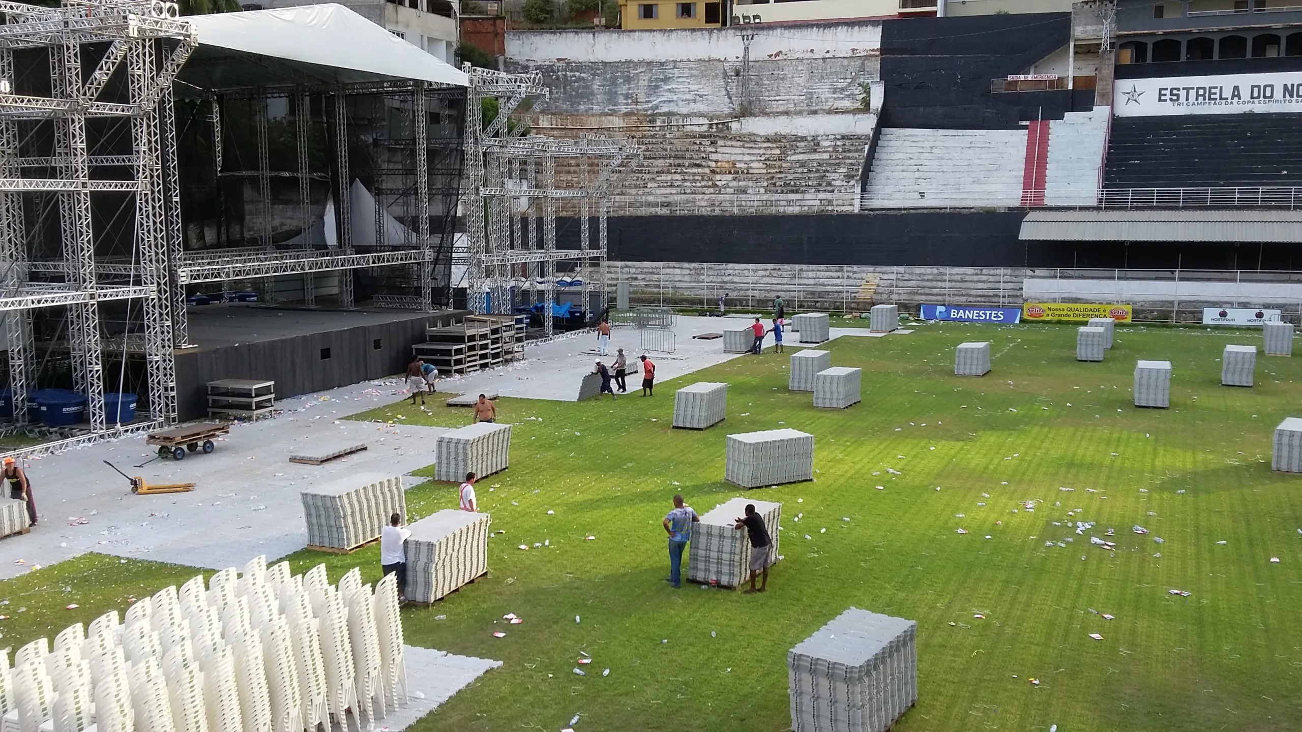 Estrutura do show de Roberto Carlos no estádio Sumaré começa a ser desmontada