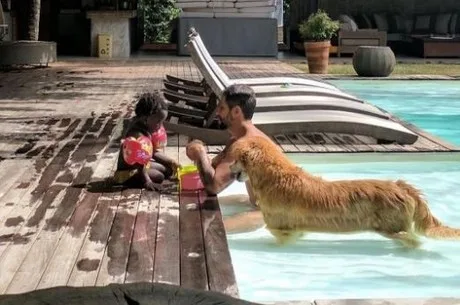 Bruno Gagliasso curte dia de sol com Titi na piscina