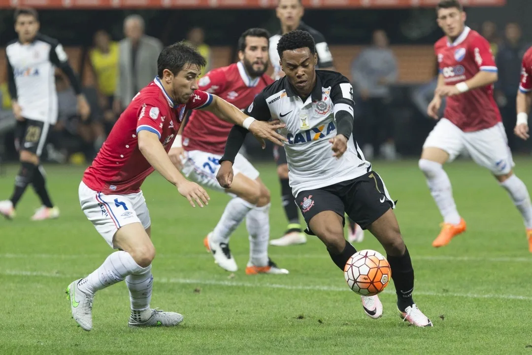 André perde pênalti, Corinthians empata e volta a cair em casa na Libertadores