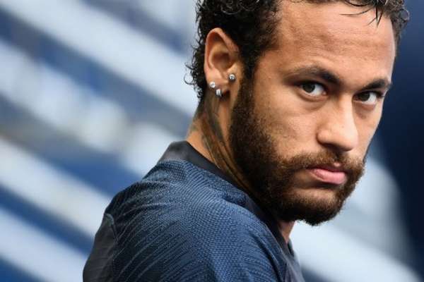 Neymar chega a estádio ouvindo hit de Luísa Sonza e web pira: 'tá pegando?'