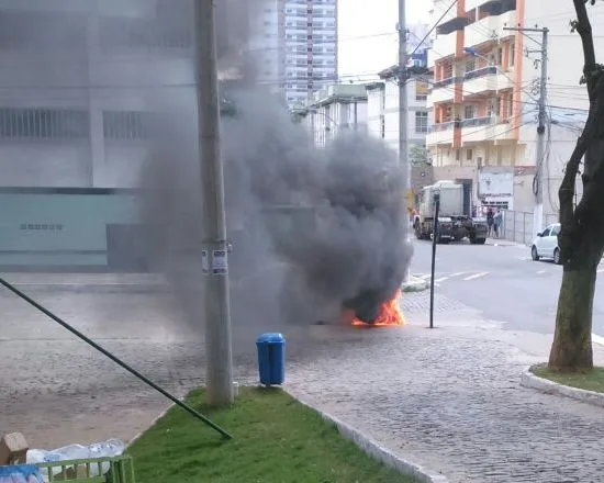 Carro parado na praça pega fogo e assusta moradores de Vila Velha