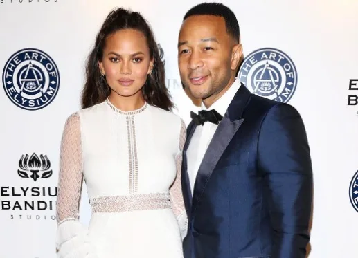 Chrissy Teigen relata que fotógrafo chamou John Legend de macaco