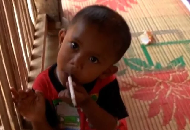 Menino de dois anos chegou a fumar 40 cigarros por dia