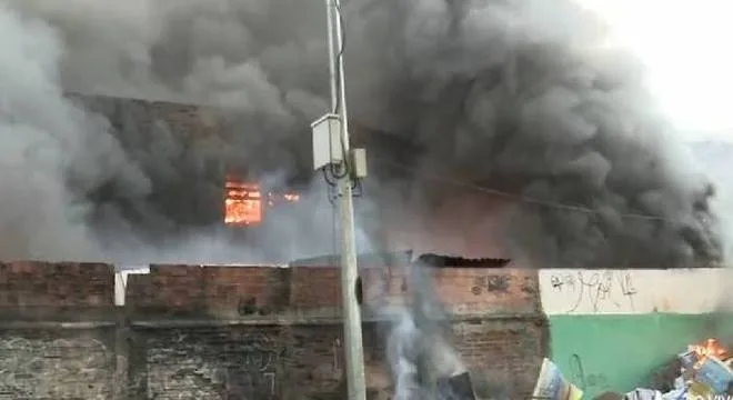 Barracão de escola de samba pega fogo na zona norte do Rio