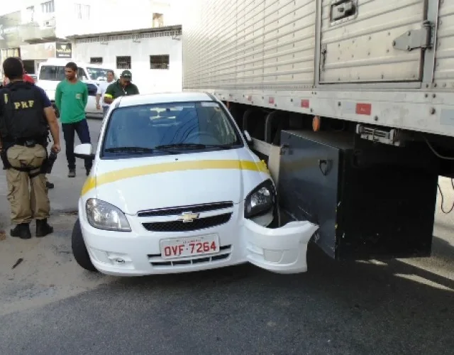 Aluno de autoescola tem veículo imprensado por carreta durante aula em Linhares