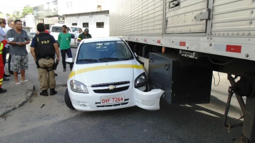 Aluno de autoescola tem veículo imprensado por carreta durante aula em Linhares