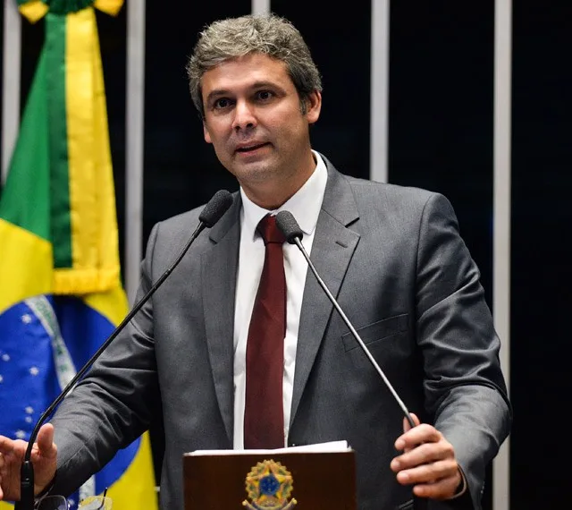 PL pedirá cassação de Lindbergh após deputado chamar Zambelli de "terrorista"