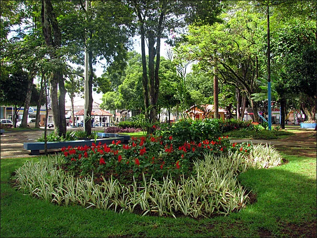 Praça mais movimentada de Guaçuí oferece internet gratuita para a população