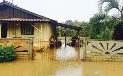 Aumenta número de pessoas atingidas por temporais em Santa Catarina