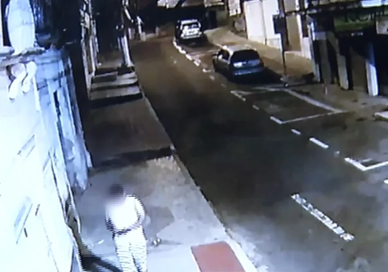 Homem é preso após quebrar carro na rua e brigar com mulher em Vitória