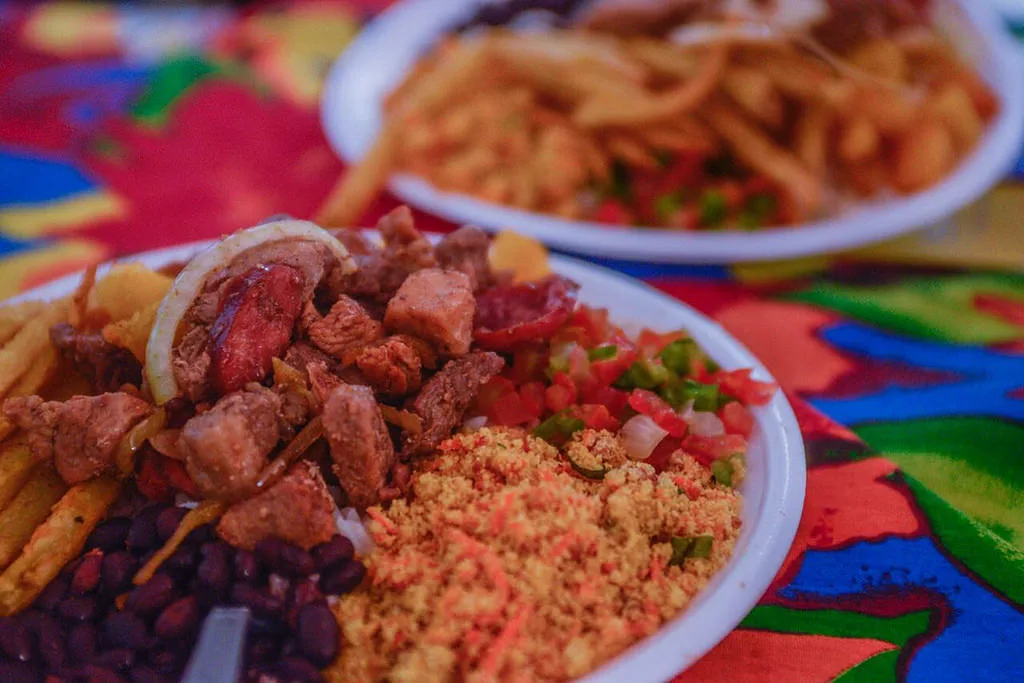 Opções variadas de comidas compõem o cardápio da Feira da Bondade em Cachoeiro