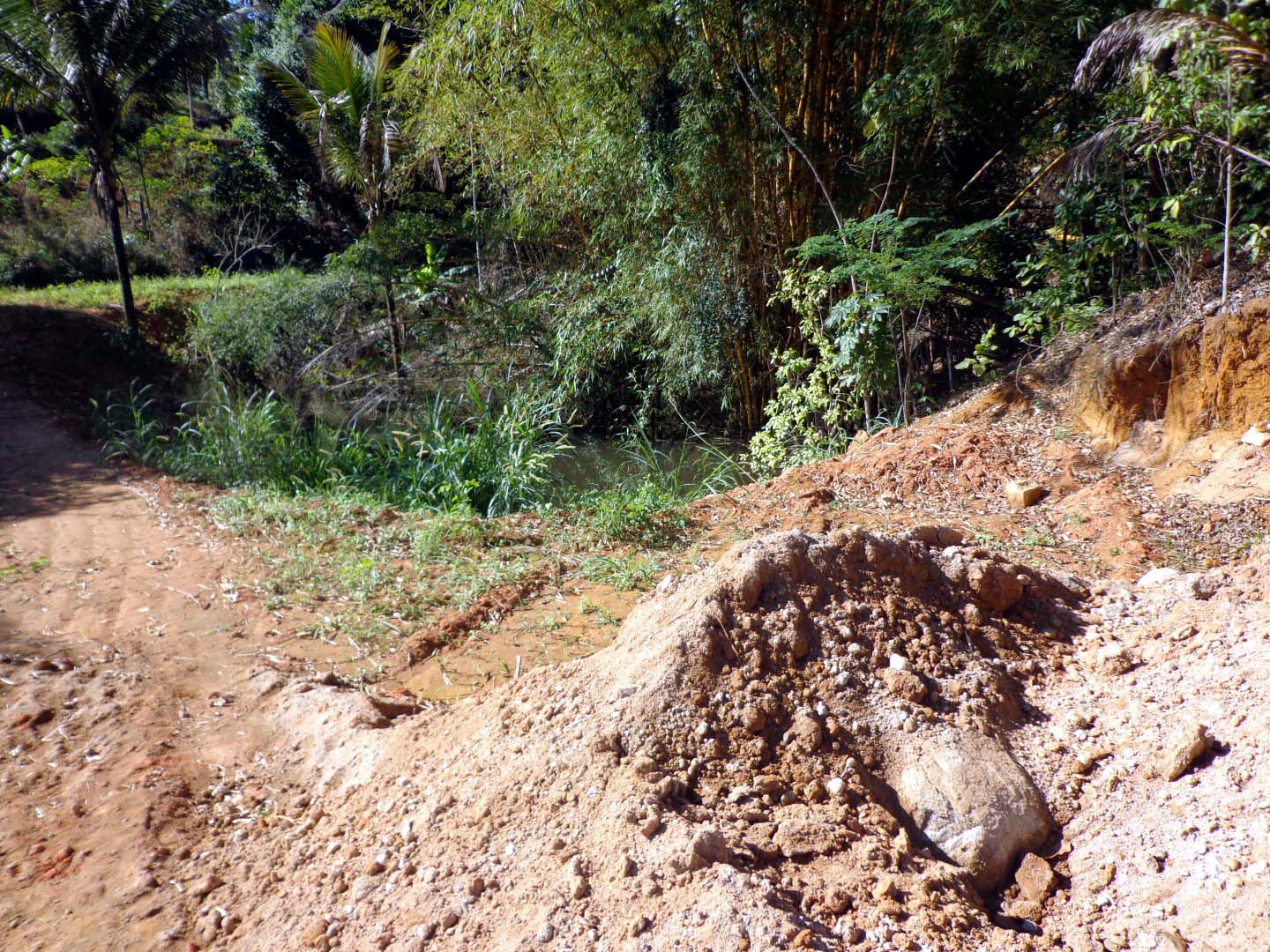 Aterro irregular é encontrado em propriedade rural de Iconha