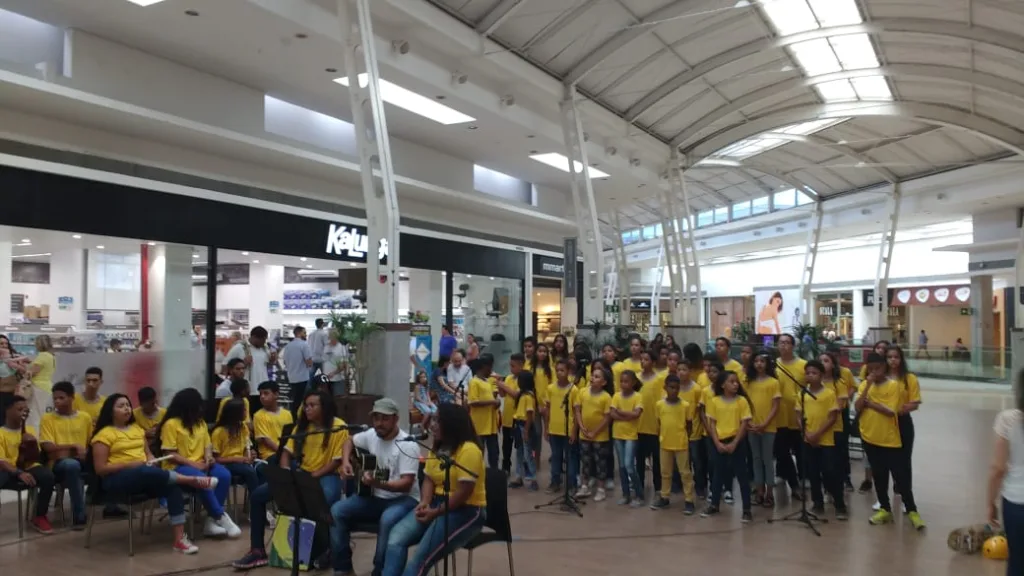 Fundação Praia do Canto arrecada materiais escolares até domingo no Shopping Vitória