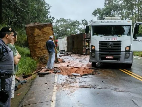 Caminhão carregado com bloco de granito tomba e motorista fica ferido em Afonso Cláudio