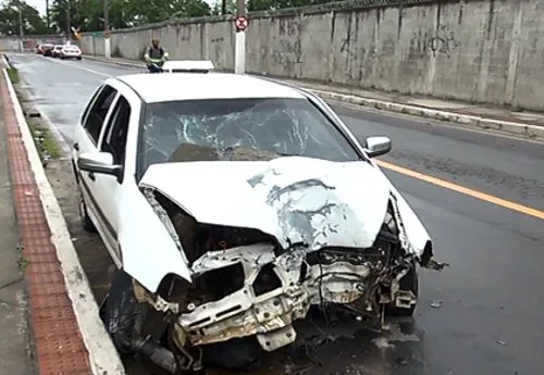 Que susto! Motorista bate em poste e carro fica destruído em Vila Velha