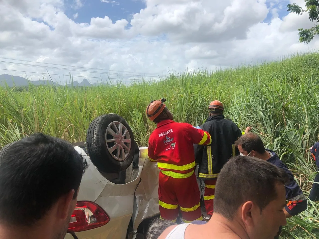 Carro cai de viaduto e condutor morre na Rodovia do Contorno, na Serra