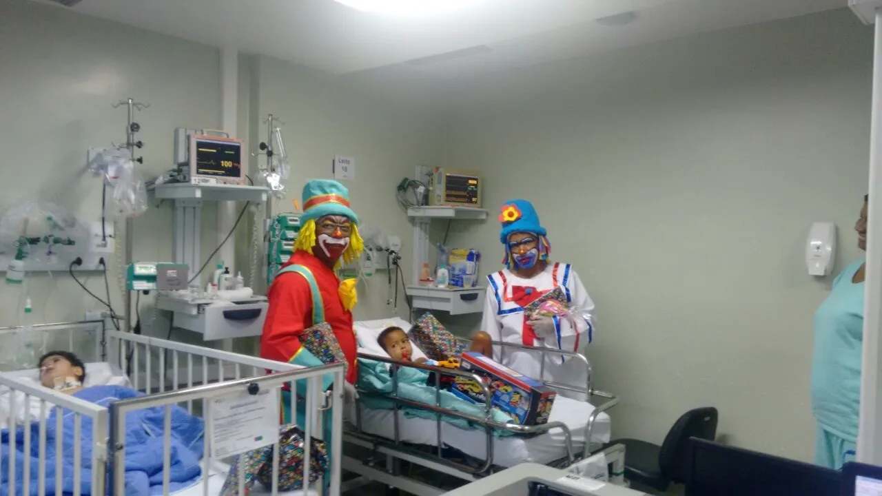 Dia das Crianças: palhaços distribuem presentes no Hospital Infantil de Cachoeiro