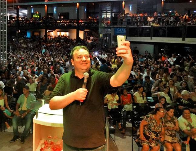 Smartphone para fiel que fizer melhor selfie durante culto de igreja evangélica em Vitória