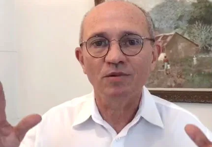 Paulo Hartung deseja 'pronto restabelecimento' a Casagrande