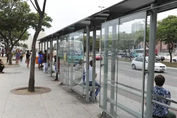 Ponto de ônibus após limpeza