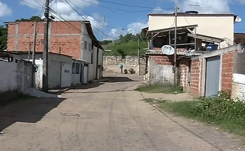 Homem não identificado é assassinado por motoqueiro em rua deserta na Serra