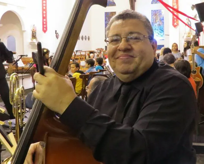 Músico atingido por vidraça permanece internado em estado grave em Vitória