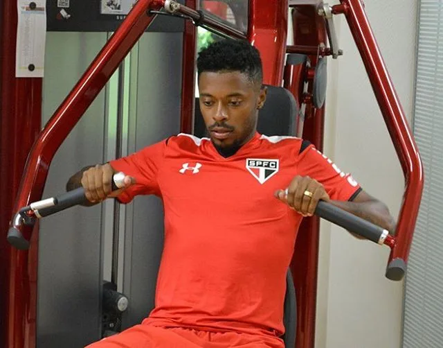 De volta, Michel Bastos tenta reconquistar moral em jogo do São Paulo no Pacaembu