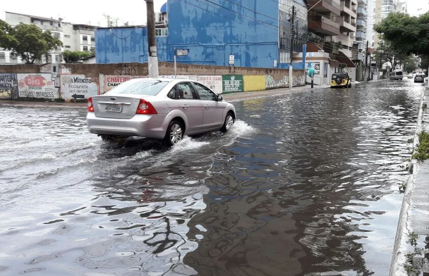 Temporal volta a atingir o ES e ruas amanhecem alagadas na Grande Vitória