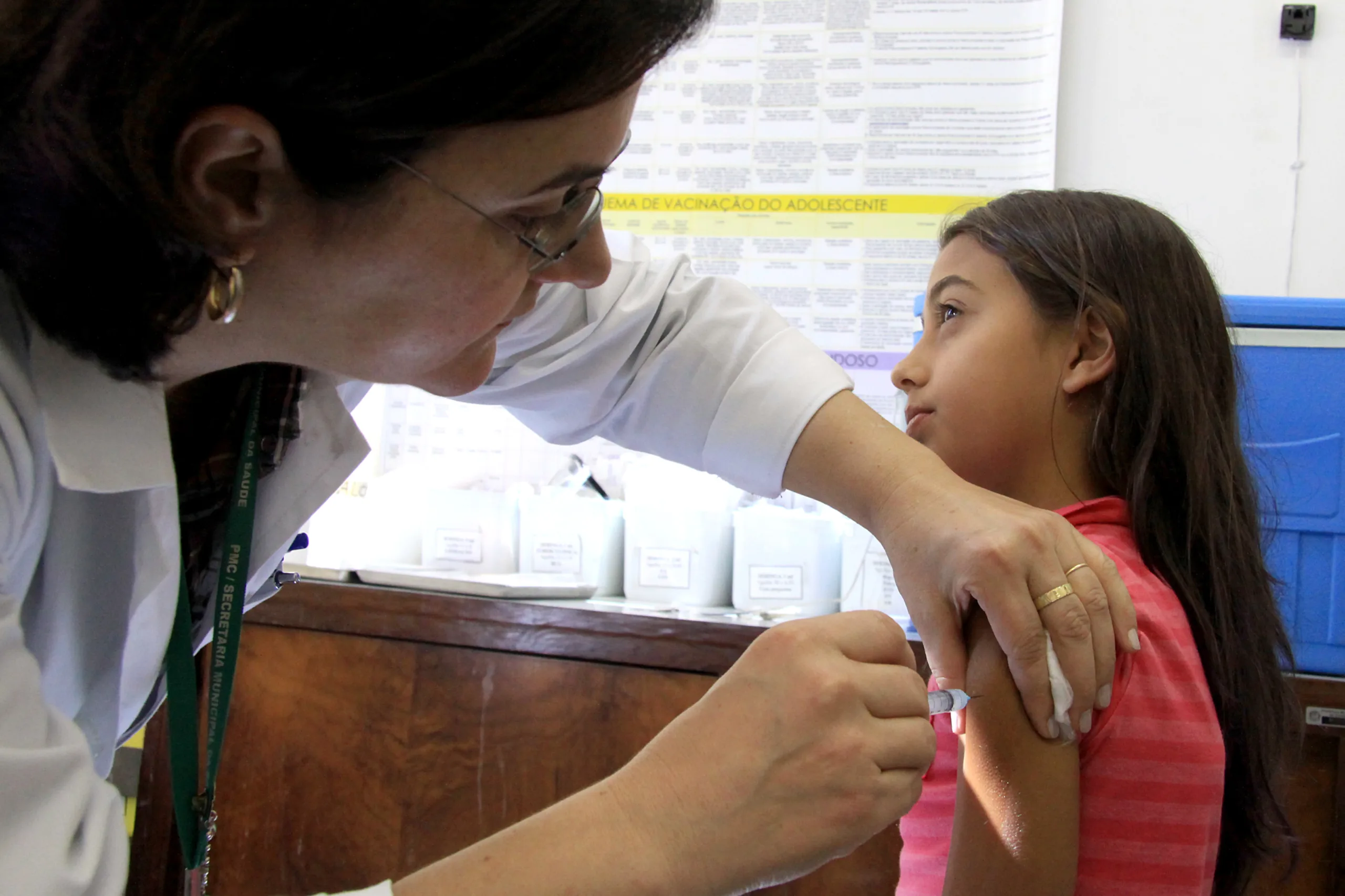 Começou nesta segunda-feira (10) a vacinação contra o HPV nas 109 unidades básicas de saúde de Curitiba. Foto: Valdecir Galor/SMCS