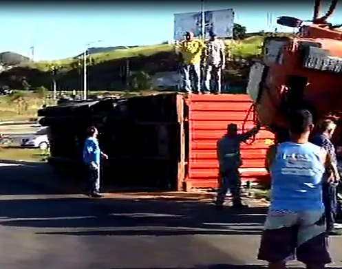 Viaduto é fechado para remoção de contêiner após acidente com caminhão em Vila Velha