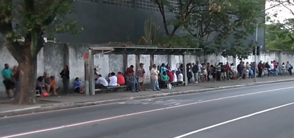 Capixabas dormem em fila para renegociar dívida e sair do vermelho