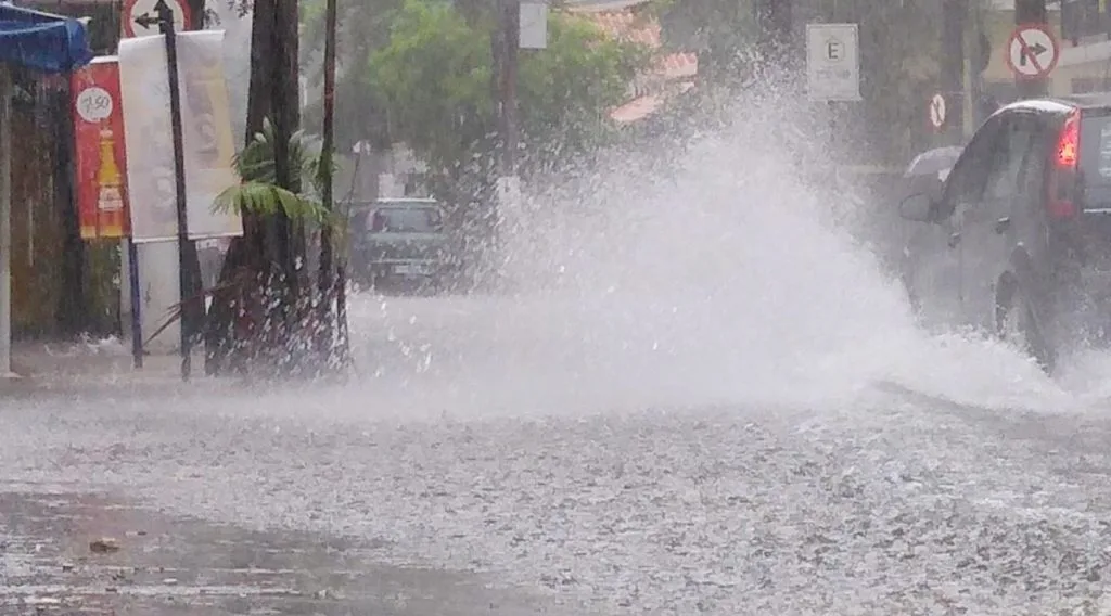 Institutos emitem alertas para riscos de vendaval e tempestade no ES. Veja a lista das cidades!