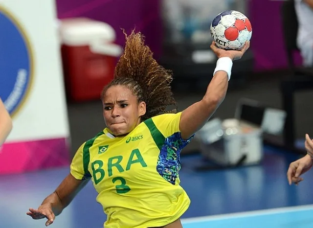 Com capixaba em quadra, Brasil encara México no handebol feminino