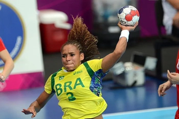 Com capixaba em quadra, Brasil encara México no handebol feminino