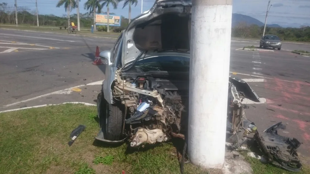 Acidente na Serra deixa mulher e criança feridas