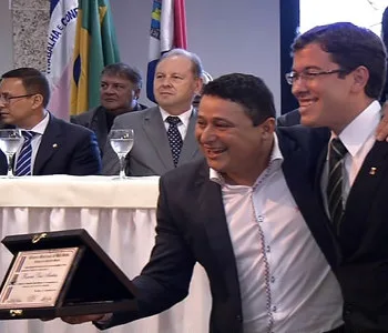 Apresentador Ricardo Martins recebe homenagem e título de Cidadão Vilavelhense