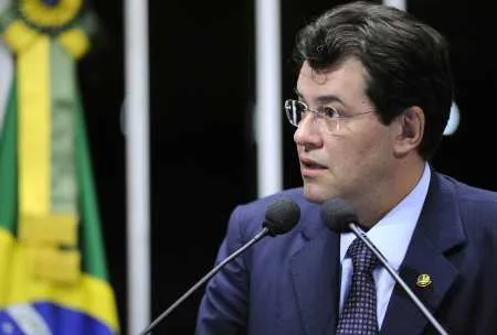 Em discurso na tribuna do Senado, senador Eduardo Braga (PMDB-AM).